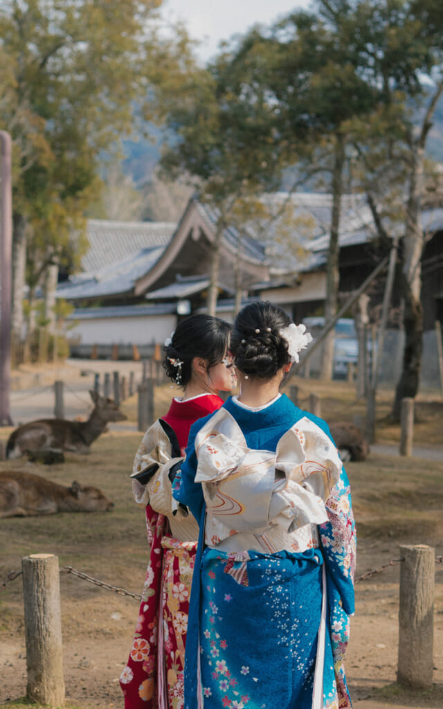 Jeunes filles en kimono au Japon