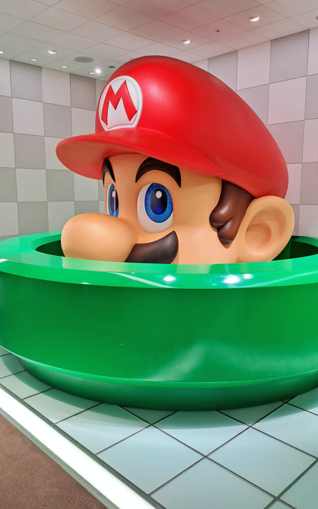 Mario à l'entrée du magasin de Kyoto