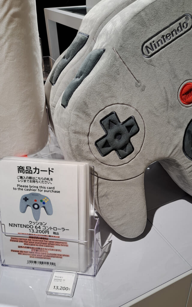 La manette de la 64 en coussin