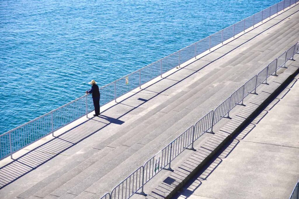 Vue sur la mer depuis l'usine