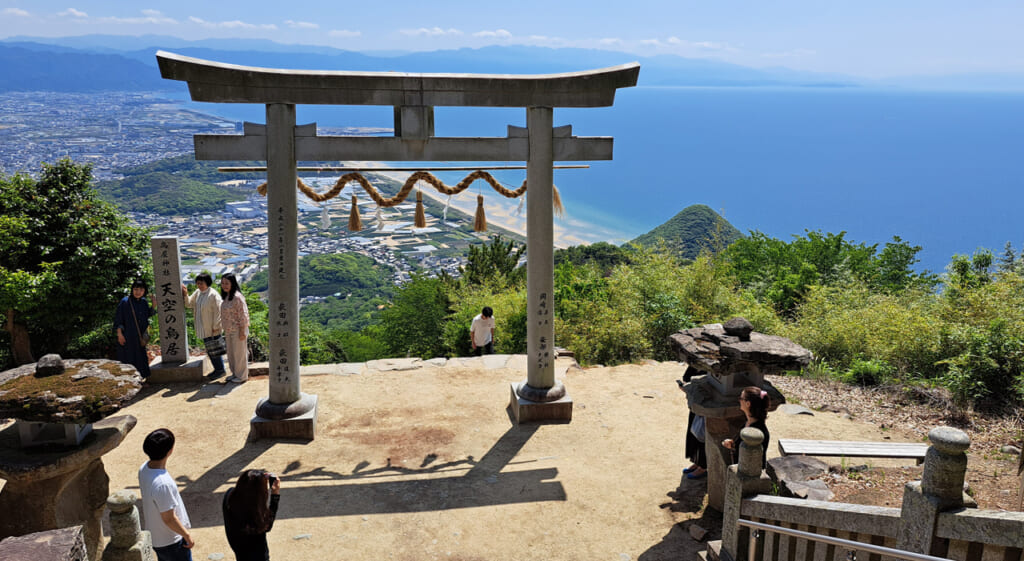Le torii du sanctuaire à Kagawa