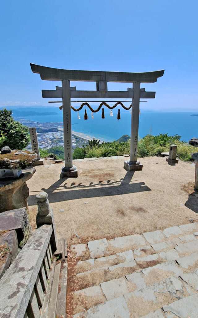 Le sanctuaire et sa vue sur la mer de Seto