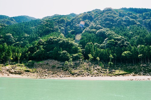 Paisaje montañoso y aguas turquesas desde un kayak en el río Kumano (Japón)