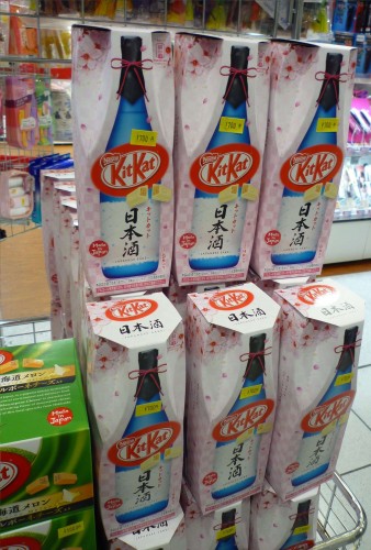 Kit Kat japonés con empaquetado en forma de botella de sake.