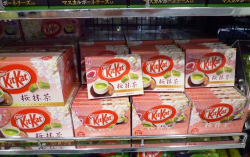 Kit Kat de té verde y cerezo en flor en Japón.