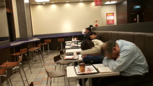 Gente durmiendo en un McDonalds 24 horas de Japón