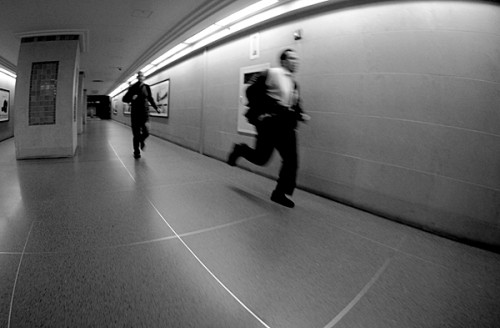 Hombres corriendo para no perder el tren
