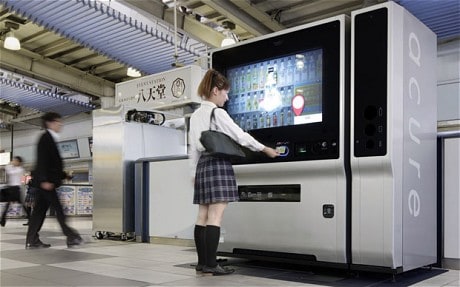 Moderna máquina expendedora de bebidas en Japón