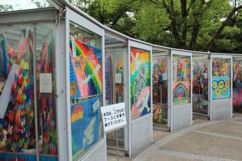 Sadako Sasaki con miles de grullas en Hiroshima