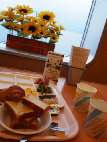 Desayuno tipo buffé en el ferry Sunflower de Kansai a Kyushu.