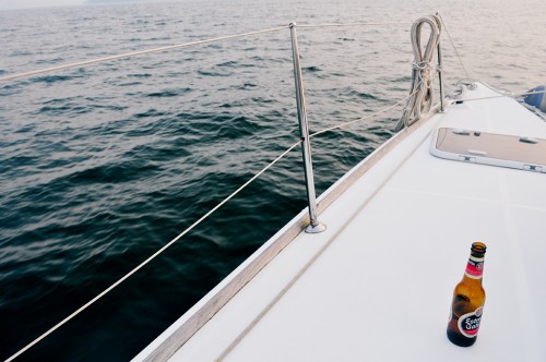 Disfrutando de una cerveza Estrella Galicia en un crucero en Hiroshima