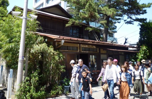 Arquitectura tradicional de madera en Enoshima, Japón
