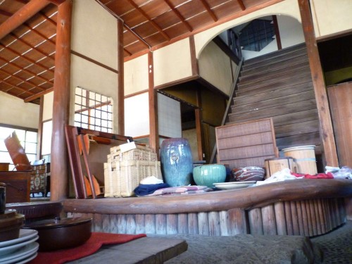 Tienda de antigüedades en Enoshima, Japón