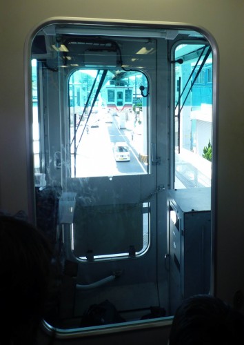 Interior del Shonan Monorraíl de Enoshima