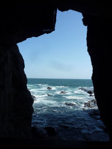 Océano desde el exterior de las grutas de Iwaya en Enoshima (Japón)
