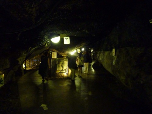 Interior de las grutas de Iwaya en Enoshima (Japón)