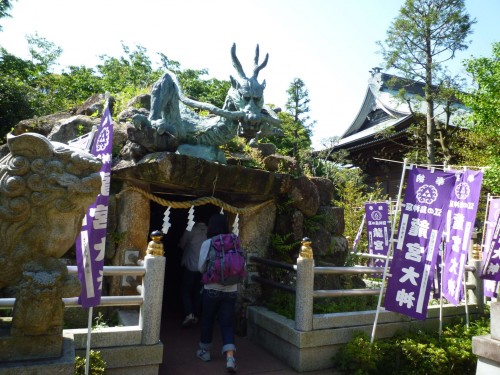 Santuario construido en una cueva en Enoshima (Japón)