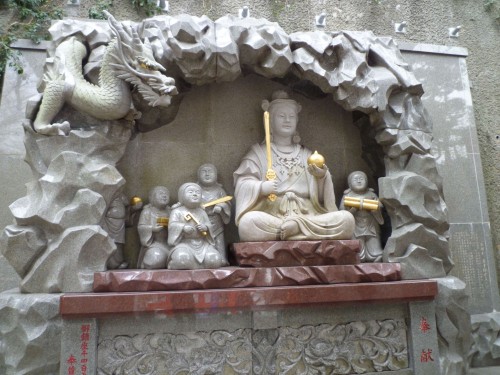 Altar esculpido en una cueva en Enoshima (Japón)