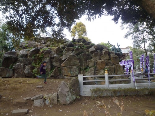 Templo construido en una cueva en Enoshima, Japón