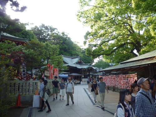 Santuario y tiendas en Enoshima, Japón