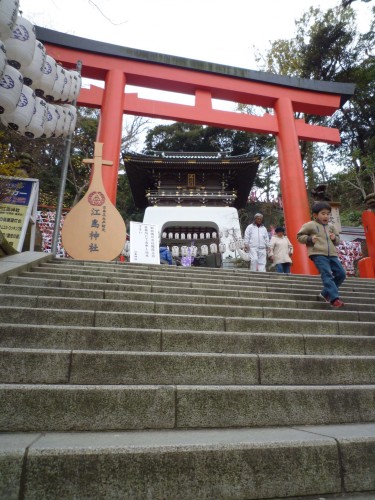 Arco torii sobre unas escaleras en Enoshima (Japón)
