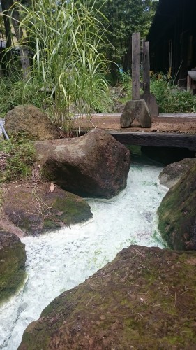 Riachuelo en Kan No Jigoku, Oita.