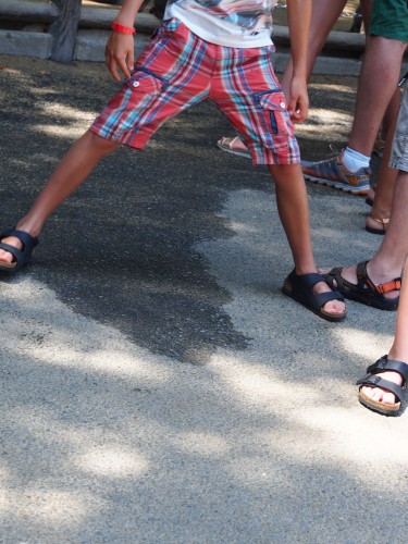 Niños jugando en Takasakiyama, Oita.