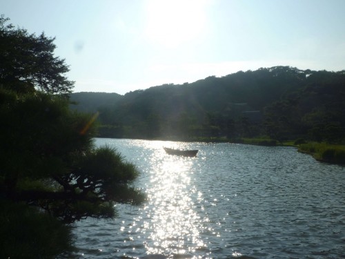 Lago en los jardines Sankeien de Yokohama