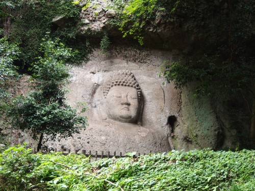 Escultura esculpida en una roca en Kumano Magaibutsu (Kunisaki, Oita).