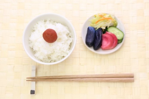 Arroz y tsukemono (encurtidos), platos típicos del menú ichiju sansai