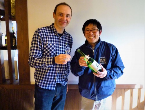 Degustación de sake en Hananomai, Shizuoka.