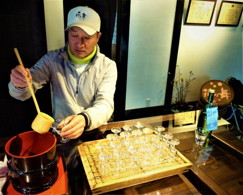 Degustación de sake en Hananomai, Shizuoka.