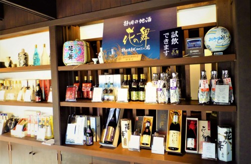 Productos de la fábrica de sake Hananomai, en Shizuoka.