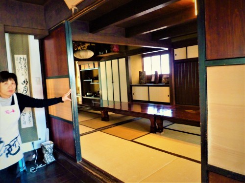 Tienda de sake Hananomai, en Shizuoka.