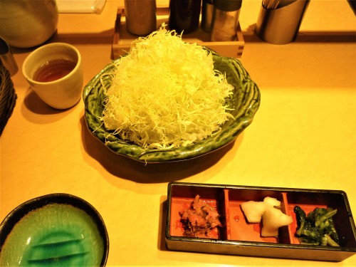 Bol de col rallada en un restaurante Saboten de Japón.