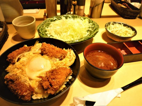 Menú tonkatsu con huevo pochado en un restaurante Saboten de Japón.