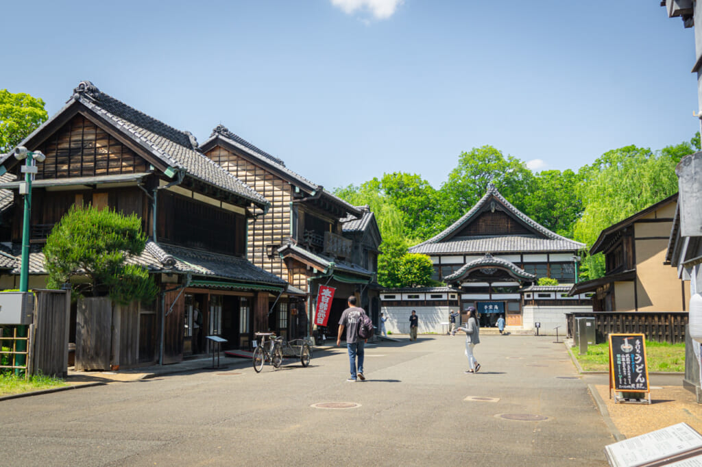 una calle repleta de casas en el Museo de Arquitectura al Aire Libre de Edo-Tokio