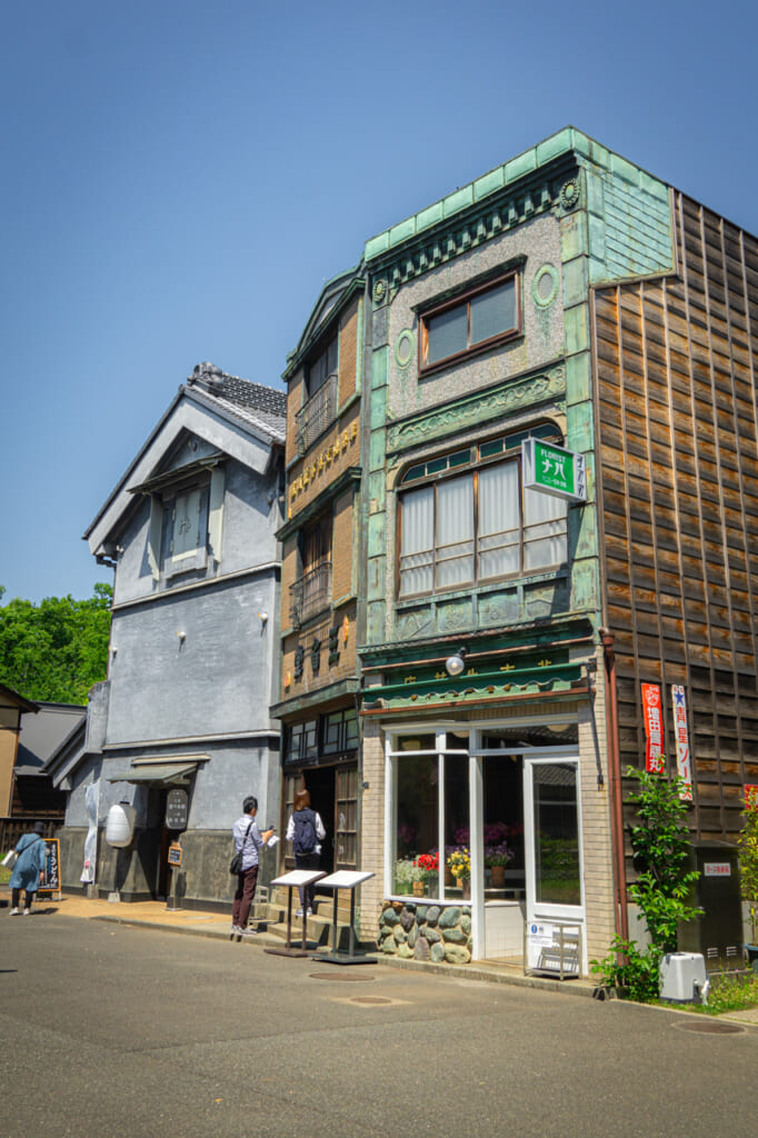 varios edificios en el Museo de Arquitectura al Aire Libre de Edo-Tokio
