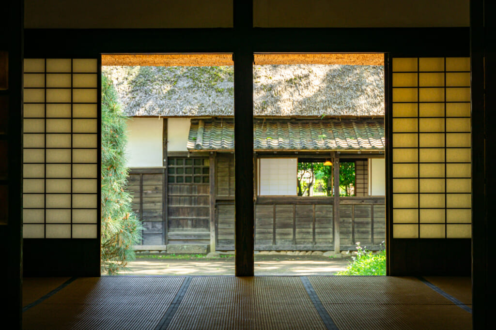 unas puertas de papel shoji en una casa tradicional japonesa