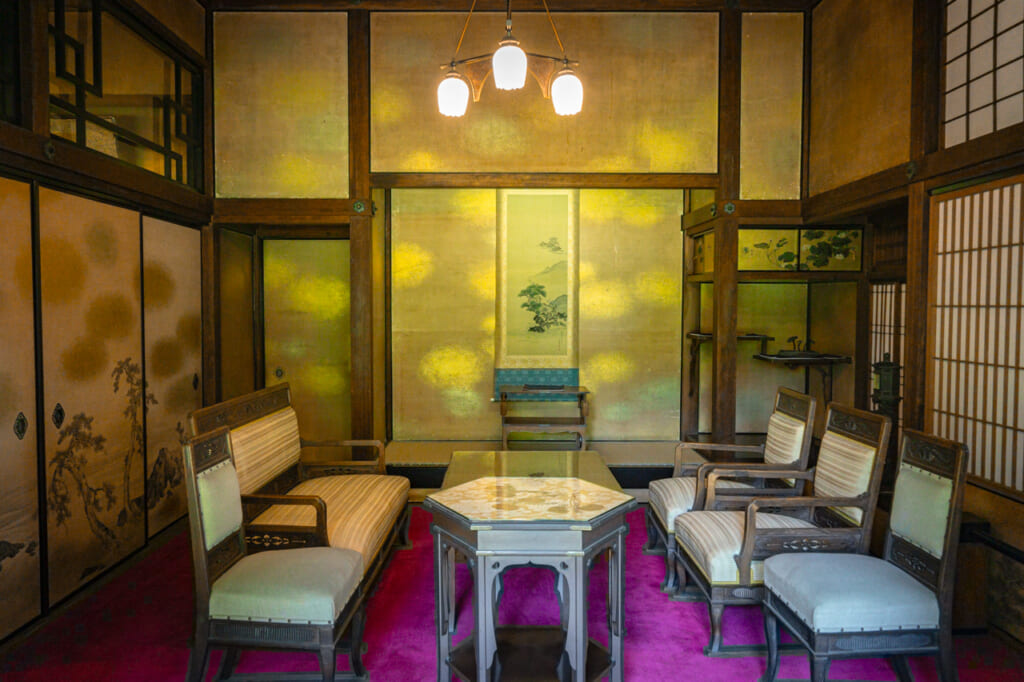 El interior de una casa japonesa con muebles occidentales