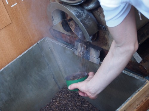 Preparando té hojicha en Uji, Kioto.