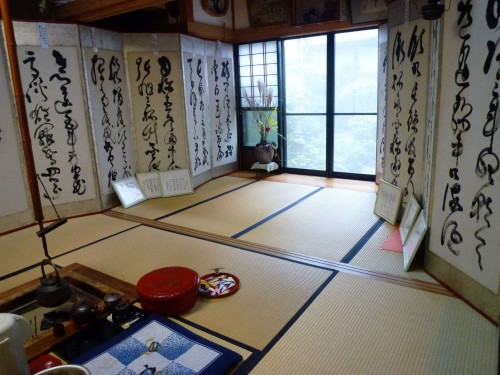 Biombos en la tetería Fujimien de Murakami.