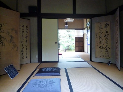 Interior de una vivienda feudal en el parque conmemorativo Kinen-koen de Murakami.