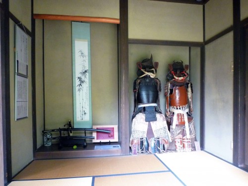 Armaduras samurái expuestas en el parque conmemorativo Kinen-koen de Murakami.