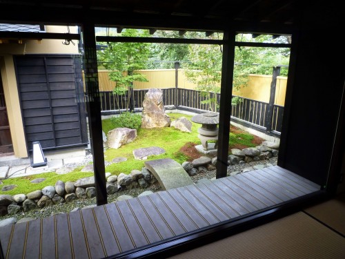 Jardín del restaurante Shintaku de Murakami.