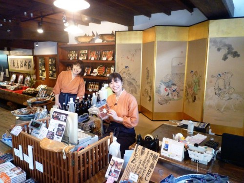 Tienda de salmón Kikkawa de Murakami.