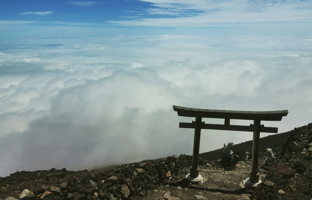 un torii en la cima del Monte Fuji