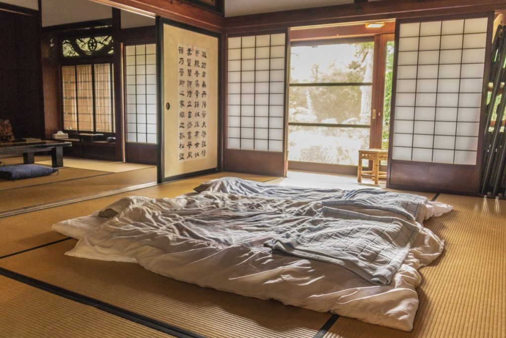Futon en una habitación de ryokan en Japon