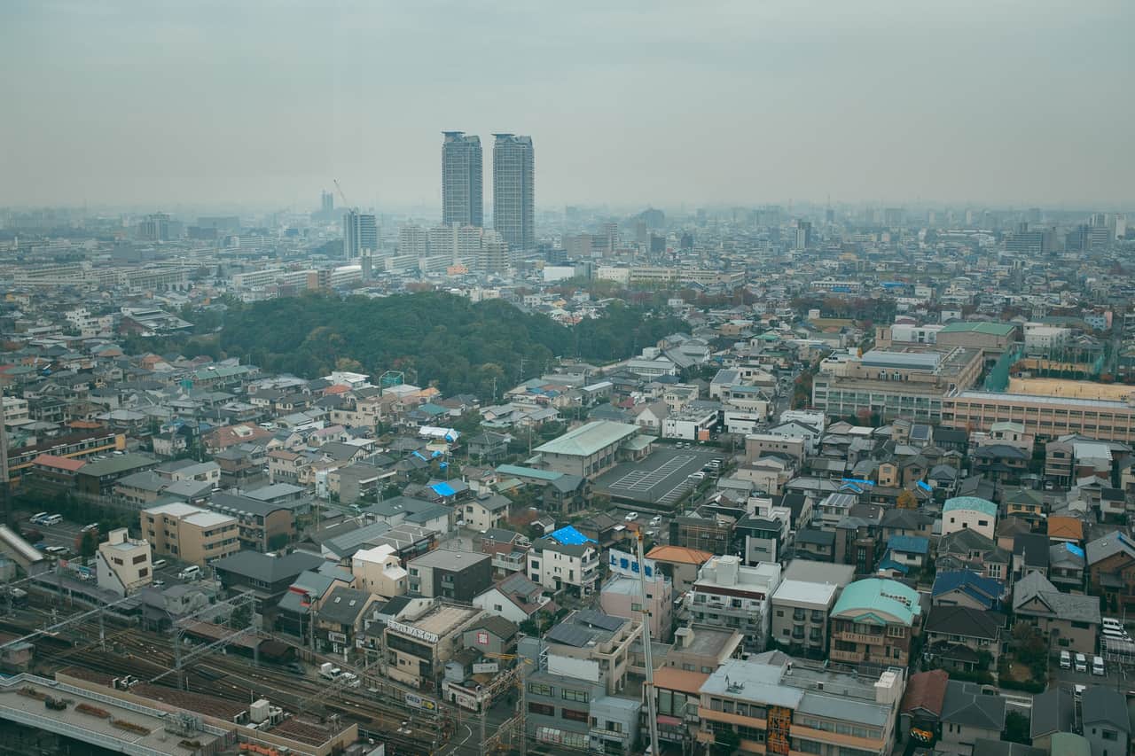El kofun rodeado de edificios modernos