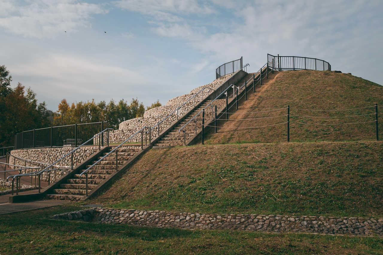 Una pequeña tumba adyacente a la kofun del emperador Richu 